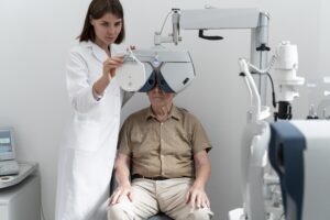 lacs cataract surgery vs traditional